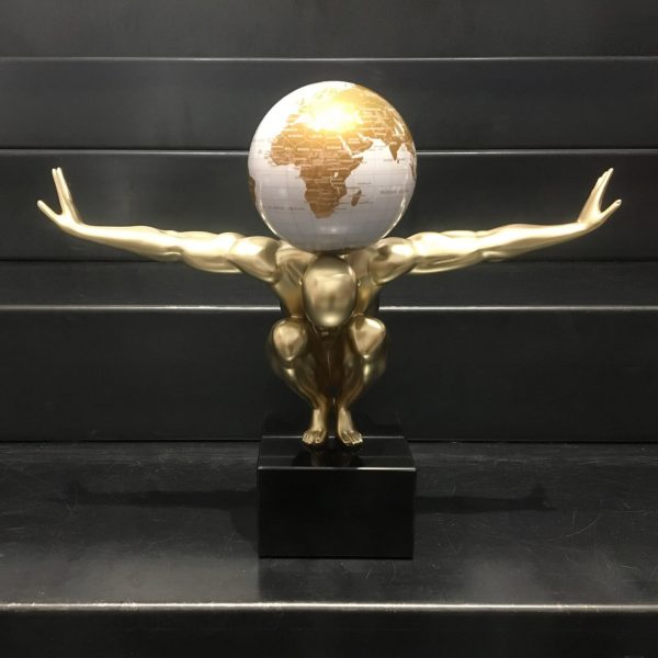 atlas-uomo-oro-con-globo-bianco-oro-1