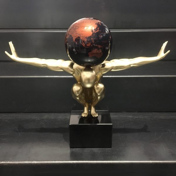 atlas-uomo-oro-con-globo-nero-rame-1