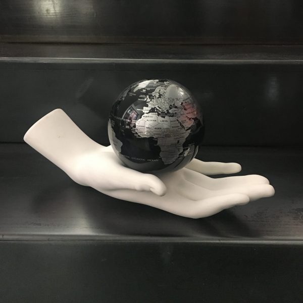 il-mondo-in-mano-donna-bianca-globo-nero-argento