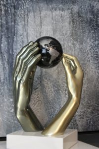 il-mondo-tra-le-mani-grigio-metallizzato-oro-con-globo-nero-argento_2