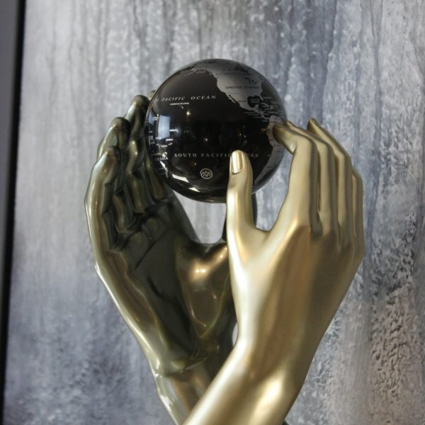 il-mondo-tra-le-mani-grigio-metallizzato-oro-con-globo-nero-argento_3