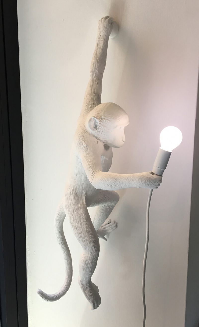 MONKEY lampada scimmia bianca appesa a parete sinistra - Soul Light Design